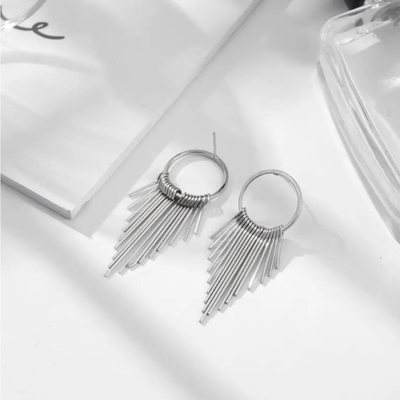 🎄3 for $23🎄Silver Tassel Dangle Earrings - Picture 2 of 3